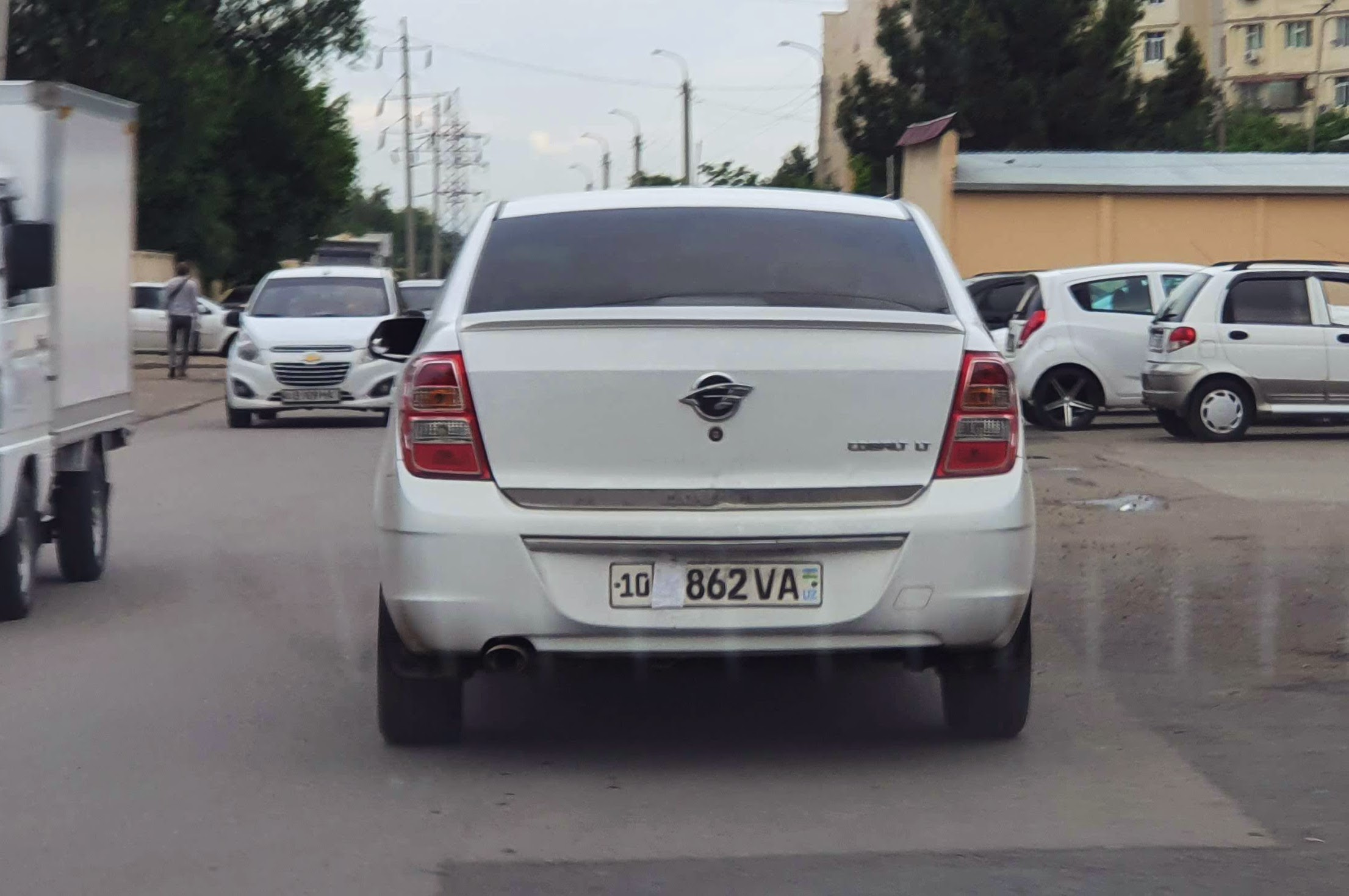 Chevrolet Cobalt с номером, прикрытм бумажкой