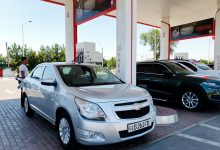 Chevrolet Cobalt заправляется бензином на АЗС Лукойл в Ташкенте