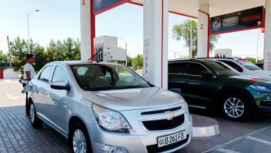 Бензин снова подорожал Chevrolet Cobalt заправляется бензином на АЗС Лукойл в Ташкенте