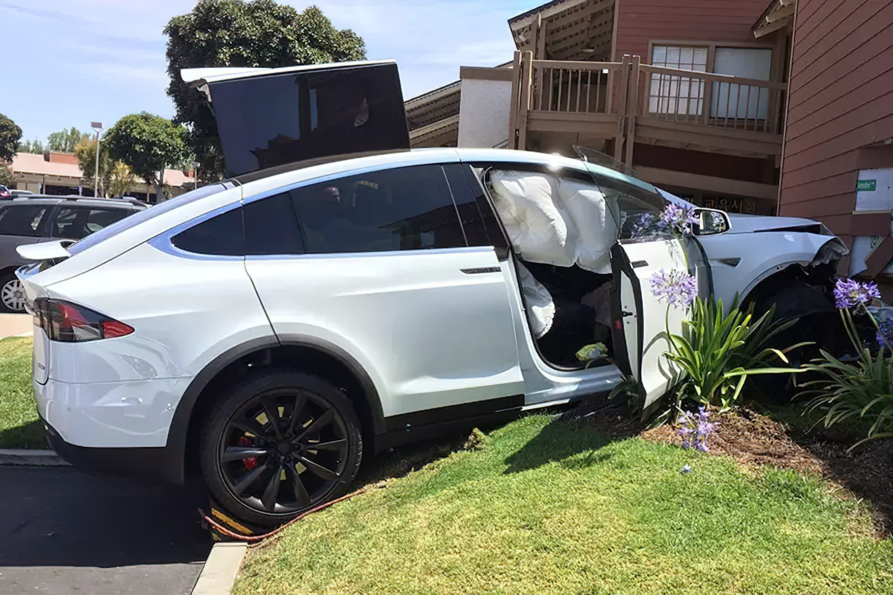 Tesla подозревают в жульничестве Tesla подозревают в жульничестве