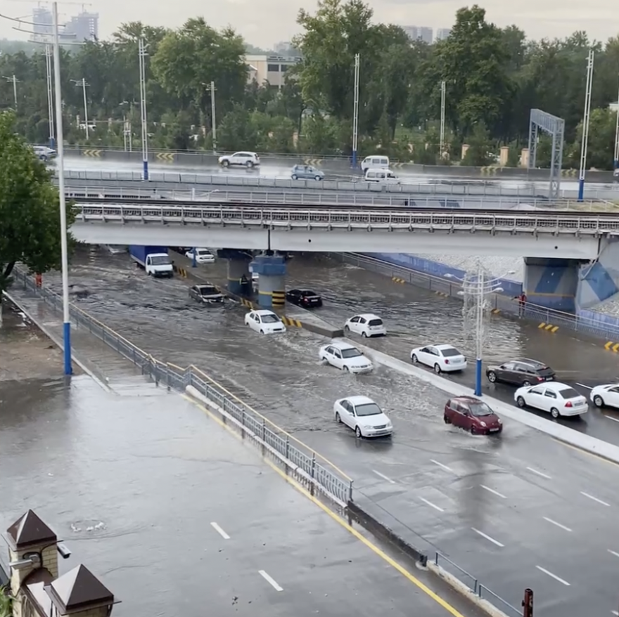 Грозили сегодня. Наводнение в Ташкенте. Потоп в Ташкенте. Ливень в Ташкенте. Дождь в Ташкенте.
