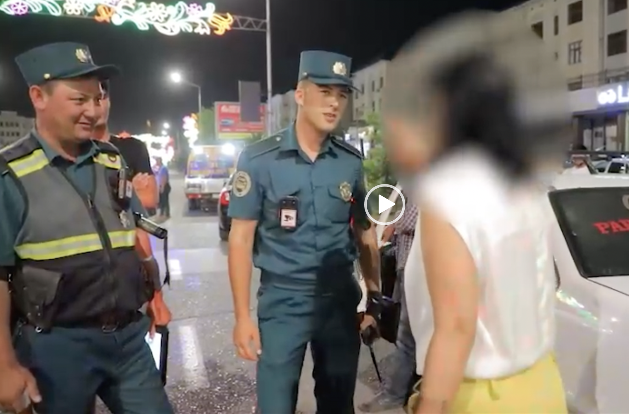 Пьяная пассажирка такси устроила дебош в Карши - видео Пьяная пассажирка такси устроила дебош в Карши - видео