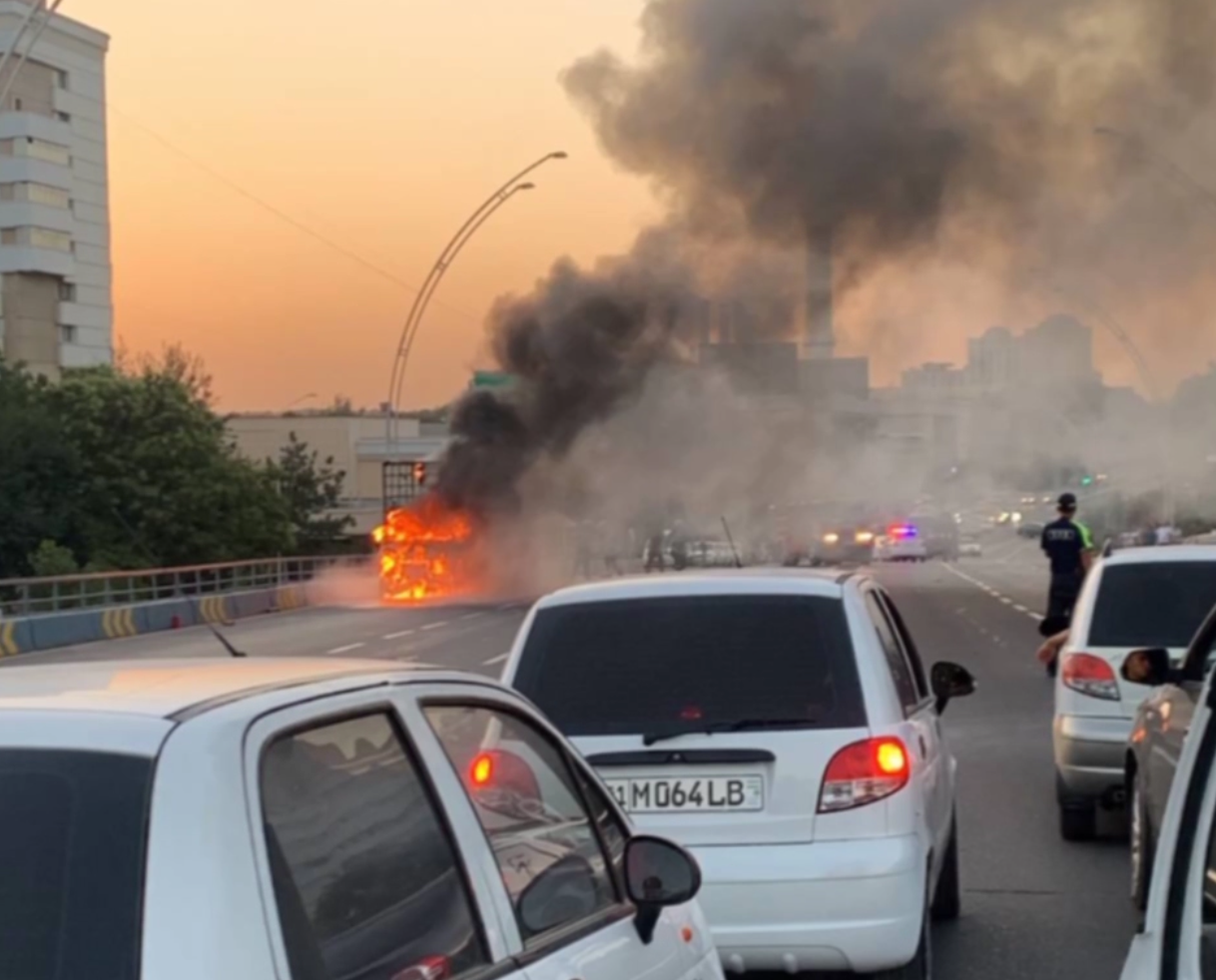 Пожар на мосту в аэропорт в Ташкенте - горит Газель