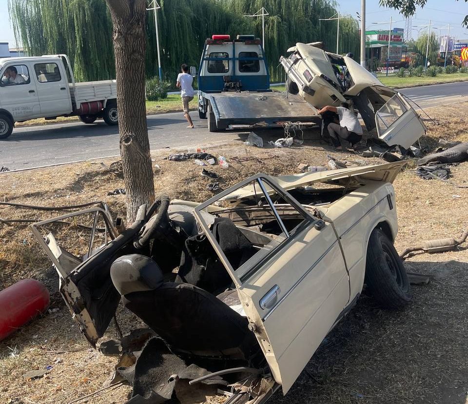 Жигули разорвало пополам в ДТП в Ташкенте