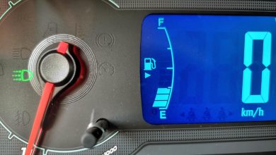 Что означает стрелка рядом с указателем уровня бензина Что означает стрелка у символа бензоколонки на шкале указателя уровня топлива?