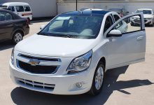Chevrolet Cobalt в комплектации Style AT Two-tone на стоянке автосалона в Ташкенте