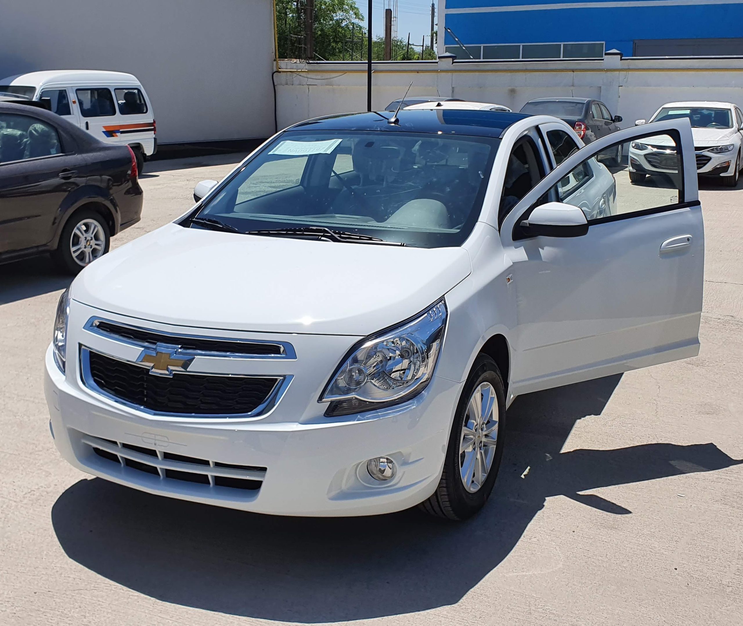 Chevrolet Cobalt в комплектации Style AT Two-tone на стоянке автосалона в Ташкенте