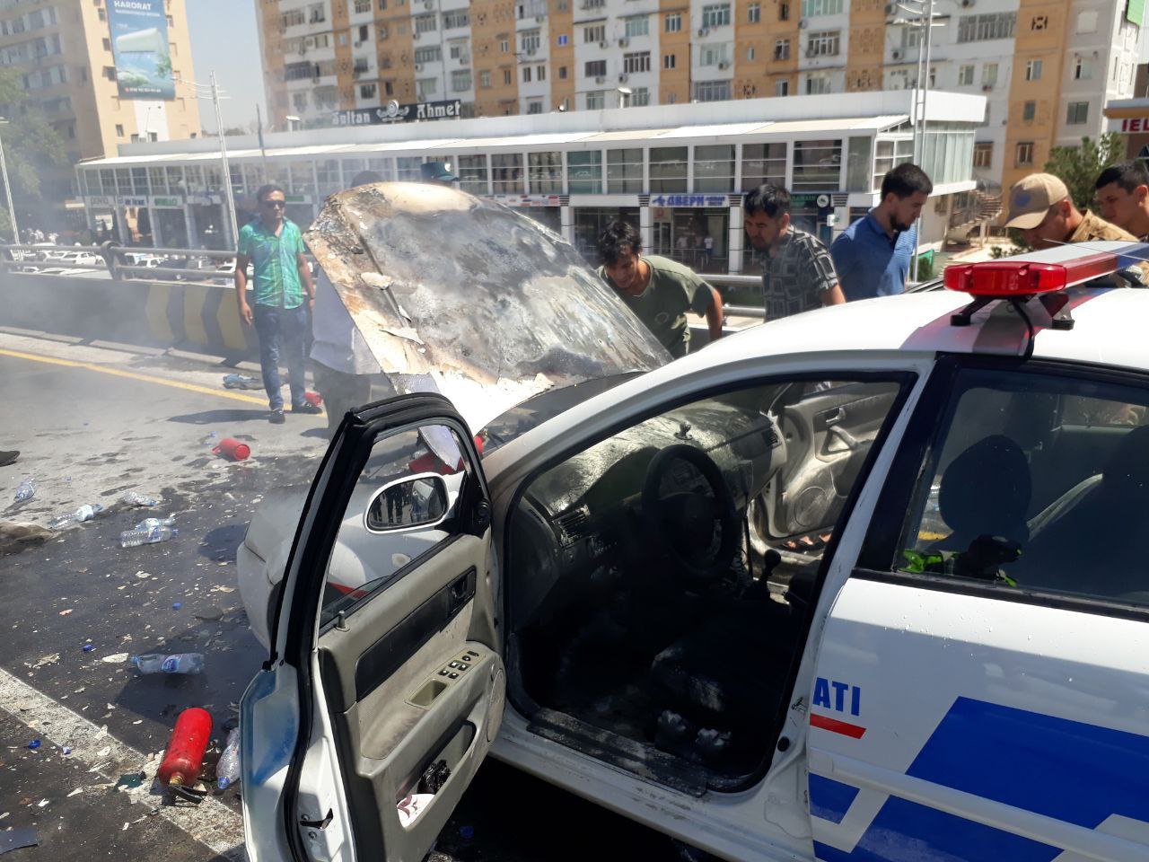 Патрульная машина ГАИ сгорела в Ташкенте