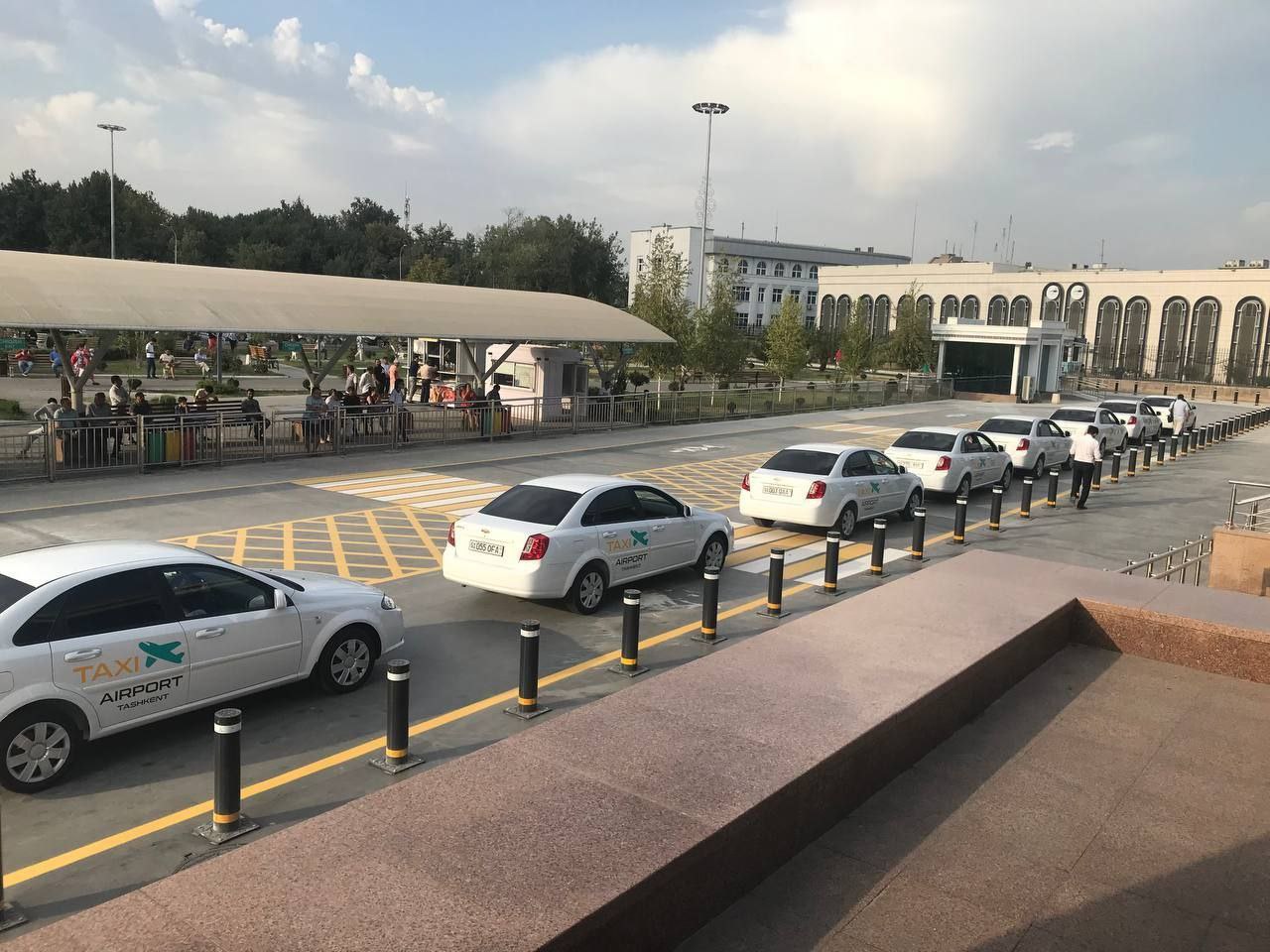 В аэропорту Ташкента появилась официальная служба такси