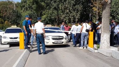 Таксисты перекрыли въезд в аэропорт для официальных такси