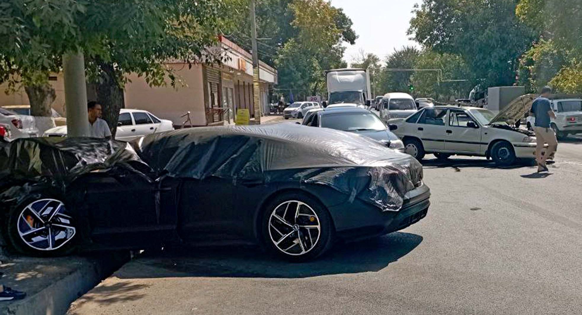 В Ташкенте разбили электромобиль Audi E-Tron GT за 1,5 млрд. сумов.