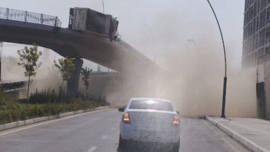 Грузовик Howo едва не упал с моста. Самосвал перевернулся, а весь груз высыпался на дорогу.