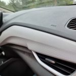 Onix Premier получил двухцветную отделку салона. Но качество черного пластика портит все впечатление от автомобиля.