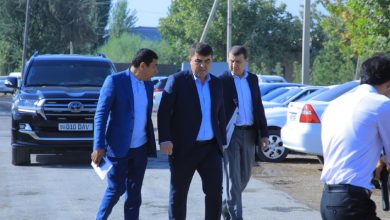 Хоким Наманганской области Шавкат Абдуразаков (в центре) на фоне Toyota Land Cruiser c госномером 50 010 DAV