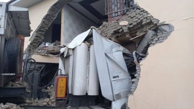 Грузовик врезался в жилой дом Грузовик врезался в жилой дом