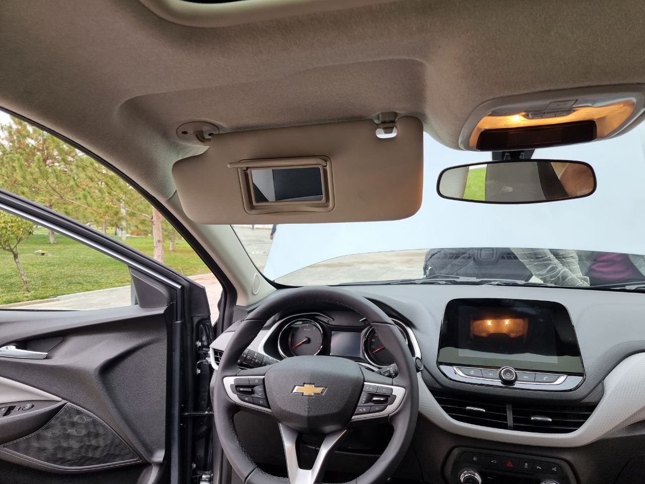 Chevrolet Onix: цены, характеристики и фото - 5 Солнцезащитные козырки - точно такие же, как в Chevrolet Cobalt. Подсветки в них нет