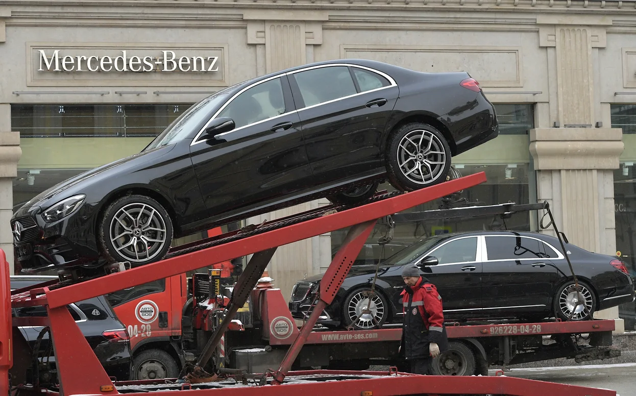 Mercedes уходит из России Концерн оценивал свои активы в РФ в €2 млрд, однако аналитики ссылаются на практику продажи заводов за рубль в нынешних условиях. На площадке, вероятно, начнется выпуск китайских автомобилей.