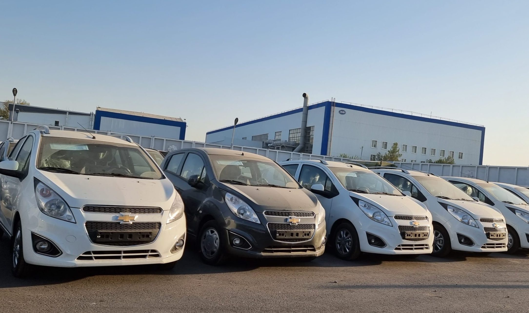 Последняя партия Chevrolet Spark на стоянке у площадки завода UzAuto Motors в Ташкенте