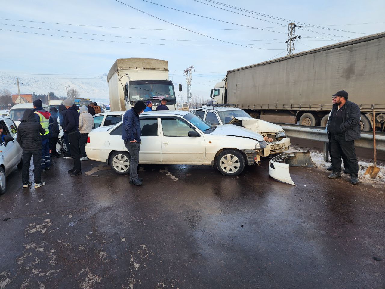 Грузовик столкнуся с 5 автомобилями на трассе Ташкент-Ош