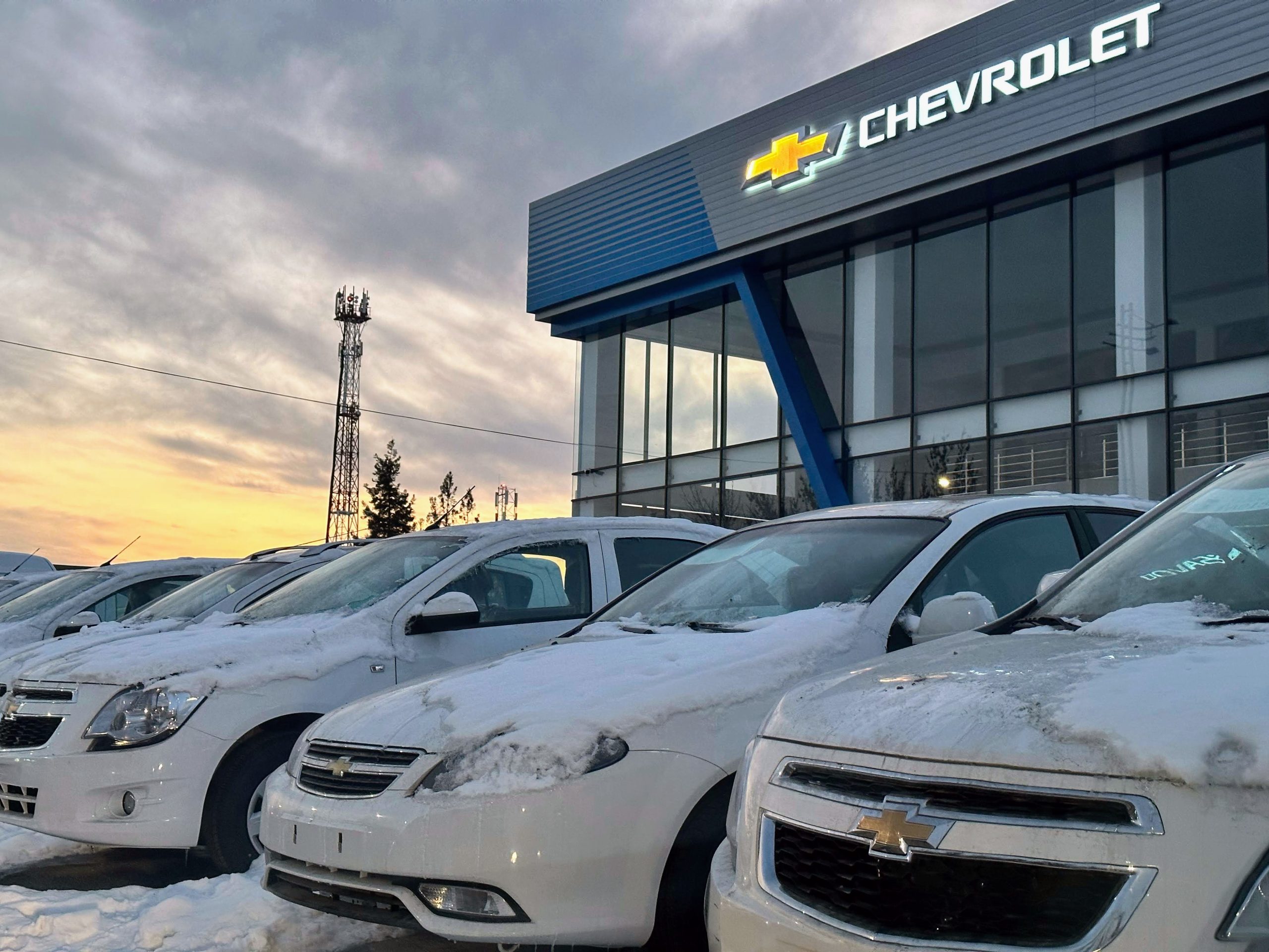 автомобили Chevrolet Cobalt, Lacetti, Spark ждут своих хозяев на стоянке автосалона UzAuto Motors