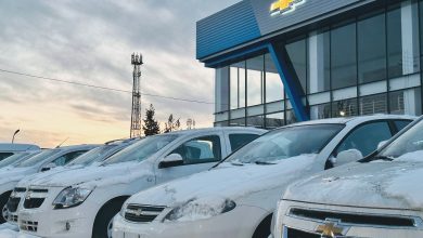 Автомобили на стоянке автосалона UzAuto Motors