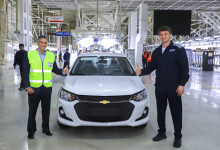 Президент General Motors International Шилпан Амин и председатель правления Узавтосаноат Шавкат Умурзаков на линии сборки Chevrolet Onix на заводе UzAuto Motors / фото: Узавтопром