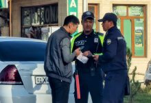 Инспектор ГАИ и пристав БПИ обсуждают с водителем штраф