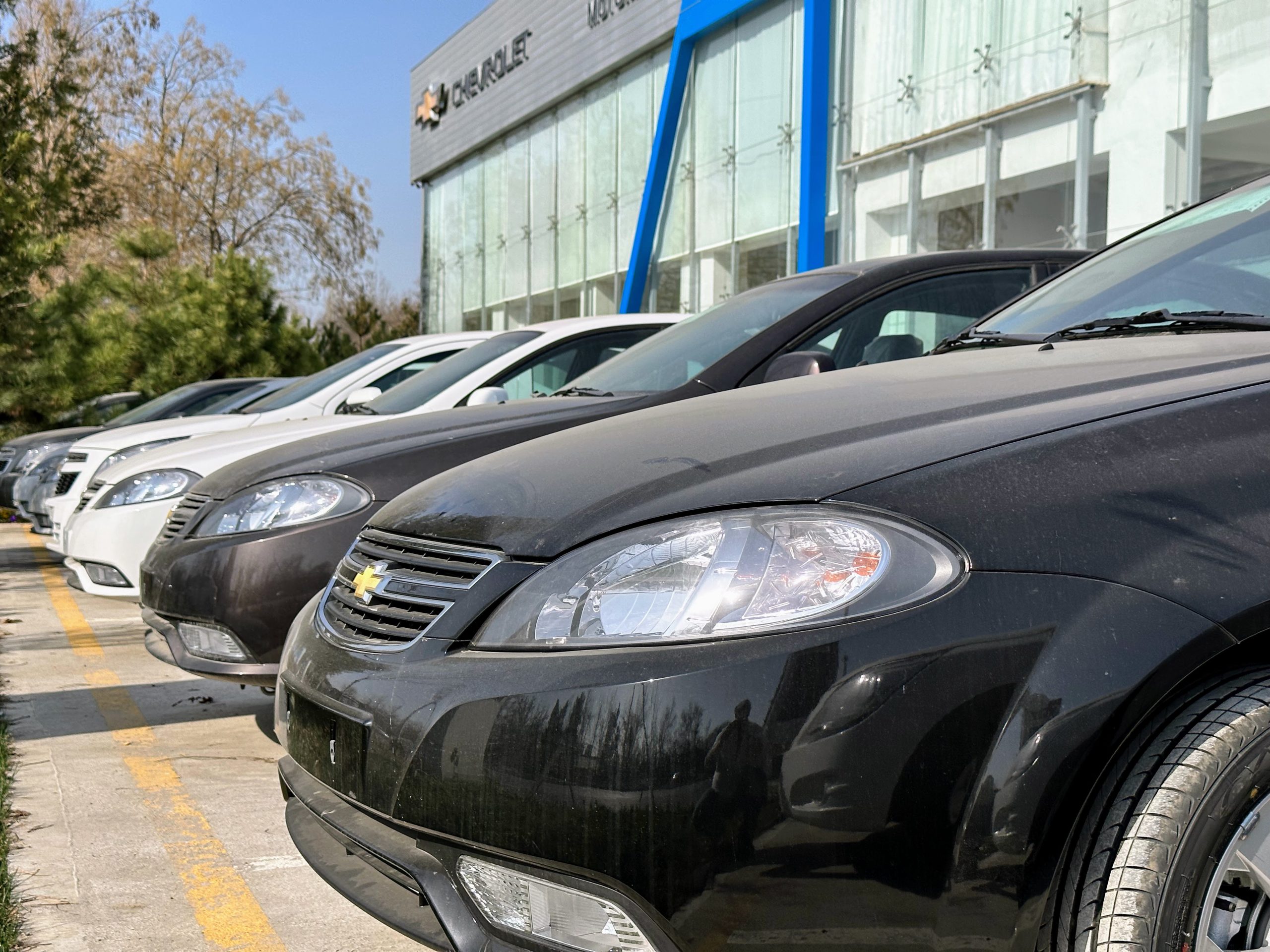 Новые Chevrolet Gentra на стоянке автосалона в Ташкенте