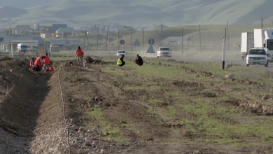 Разбитую дорогу, по которой проехал президент, начали ремонтировать