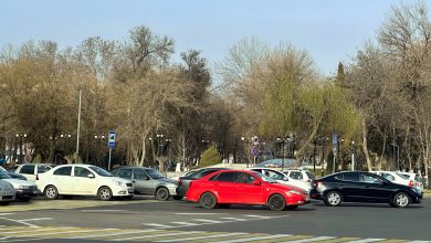 Приведет ли снижение скорости к пробкам? Автомобили поворачивают в 4 ряда с проспекта Мирзо-Улугбека на улицу Дурмень в Ташкенте