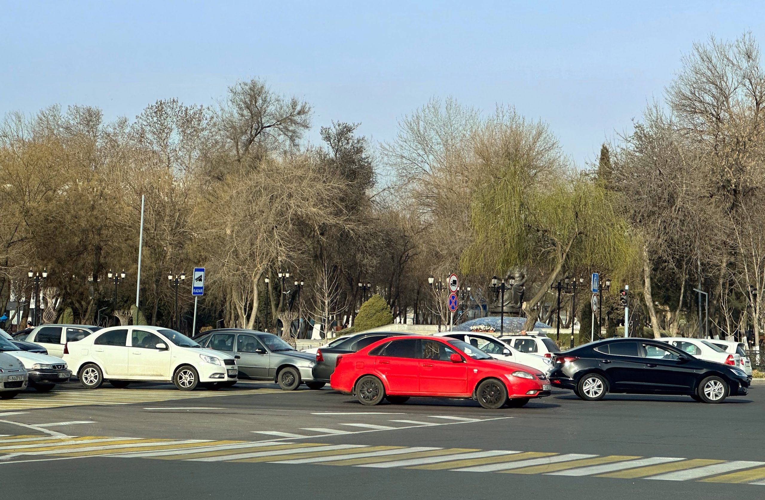 Автомобили поворачивают в 4 ряда с проспекта Мирзо-Улугбека на улицу Дурмень в Ташкенте