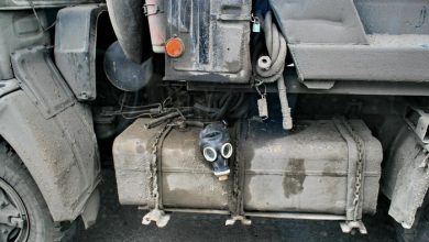 Противогаз на бензобаке фуры