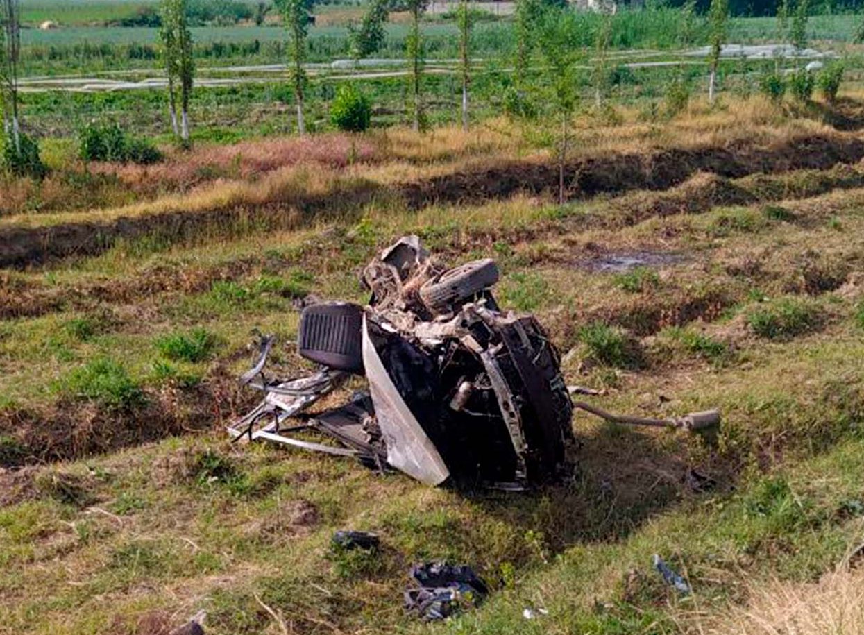 Нексию разорвало пополам от удара о столб - 2