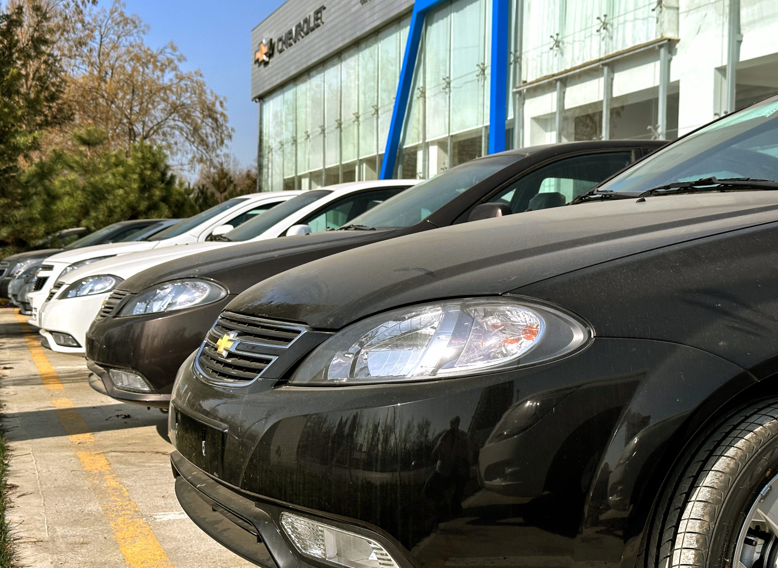 Chevrolet Gentra на стоянке автосалона в Ташкенте - в автомобилях нет ABS, поэтому их отказываются забирать покупатели