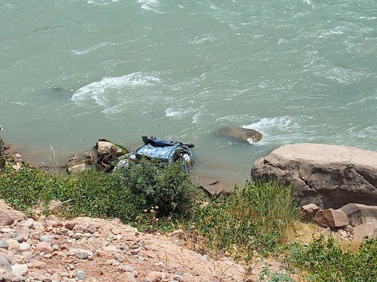 Водитель погиб за рулем от сердечного приступа. Его автомобиль вылетел в реку