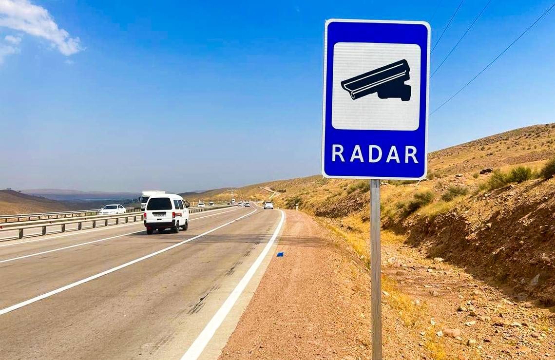 Знак Radar, установленный перед дорожной камерой на перевале Камчик