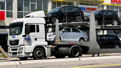 Трейлер с автомобилями UzAuto Motors разгружается у автосалона