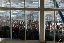 Покупатели ждут возможности заключить договора у стен автосалона в Узбекистане