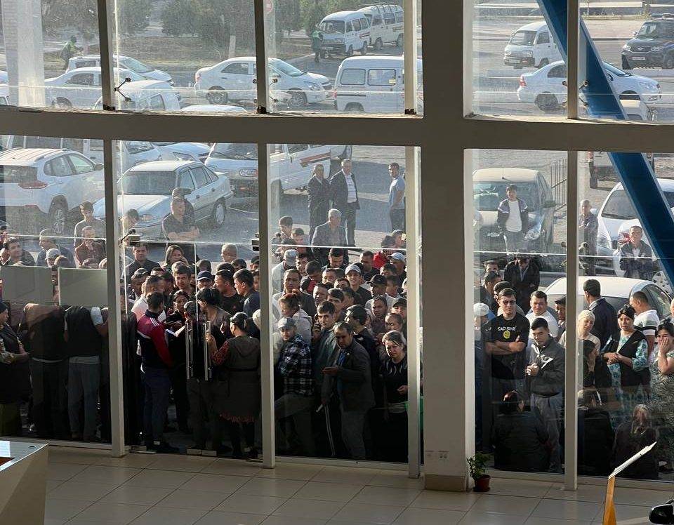 Покупатели ждут возможности заключить договора у стен автосалона в Узбекистане