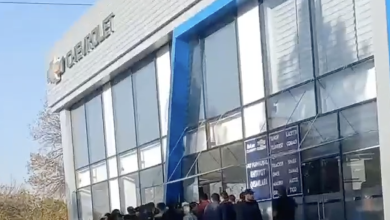 Покупатели осадили автосалоны в ожидании договоров (Видео) Покупатели осадили автосалоны в ожидании договоров (Видео)