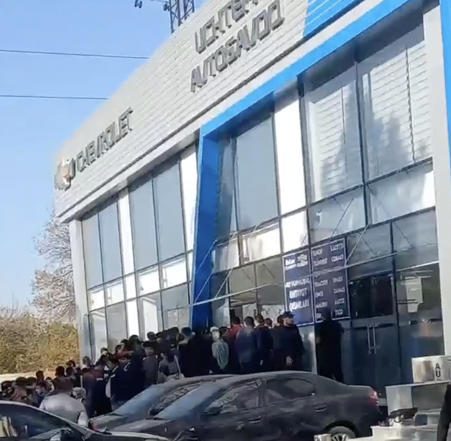 Покупатели осадили автосалоны в ожидании договоров (Видео)