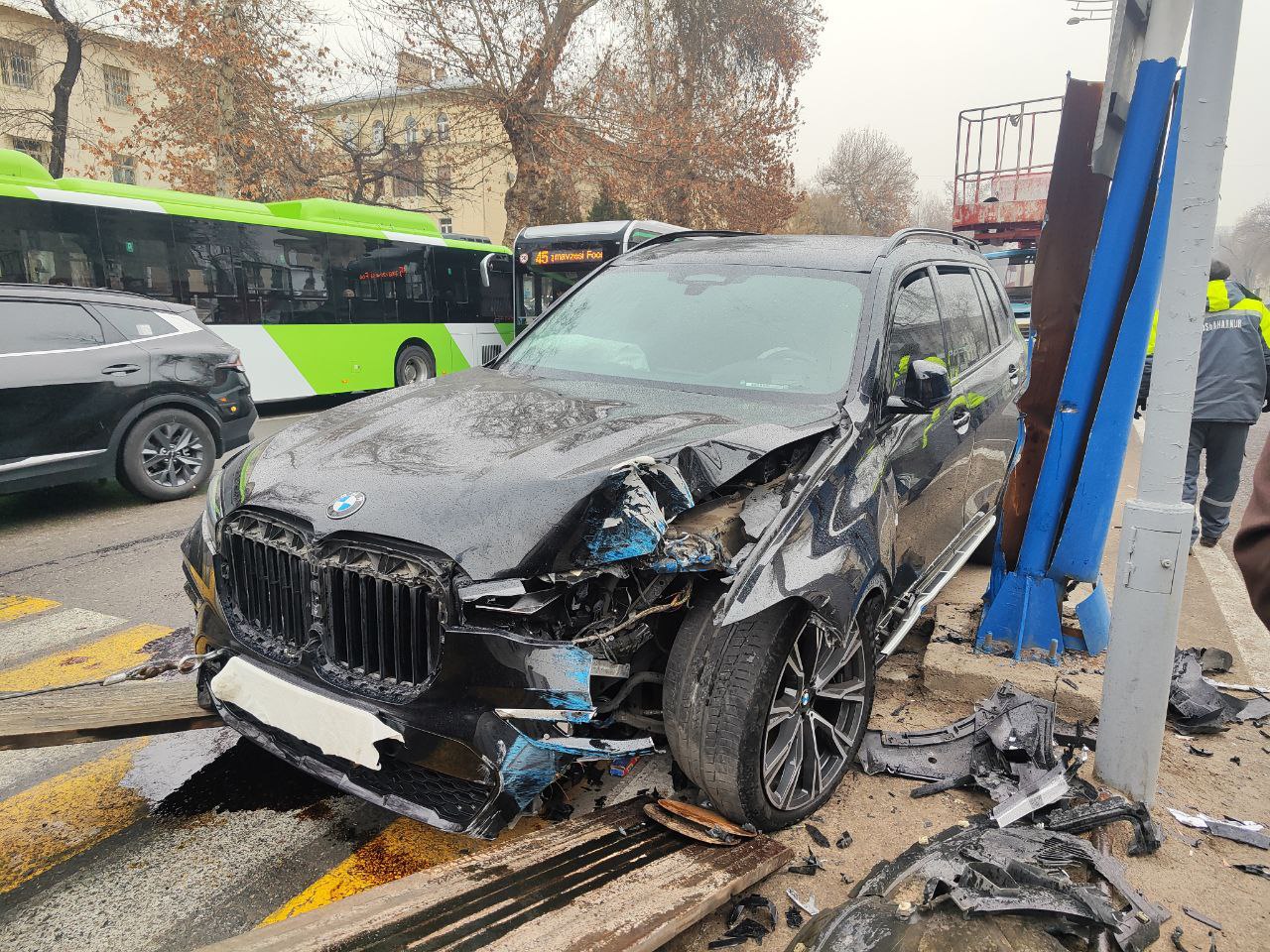 BMW X7 разбили в Ташкенте