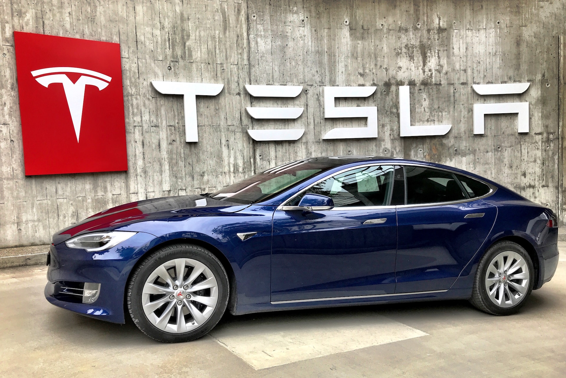 Tesla приостановит производство из-за атак на корабли в Красном море Tesla приостановит производство из-за атак на корабли в Красном море