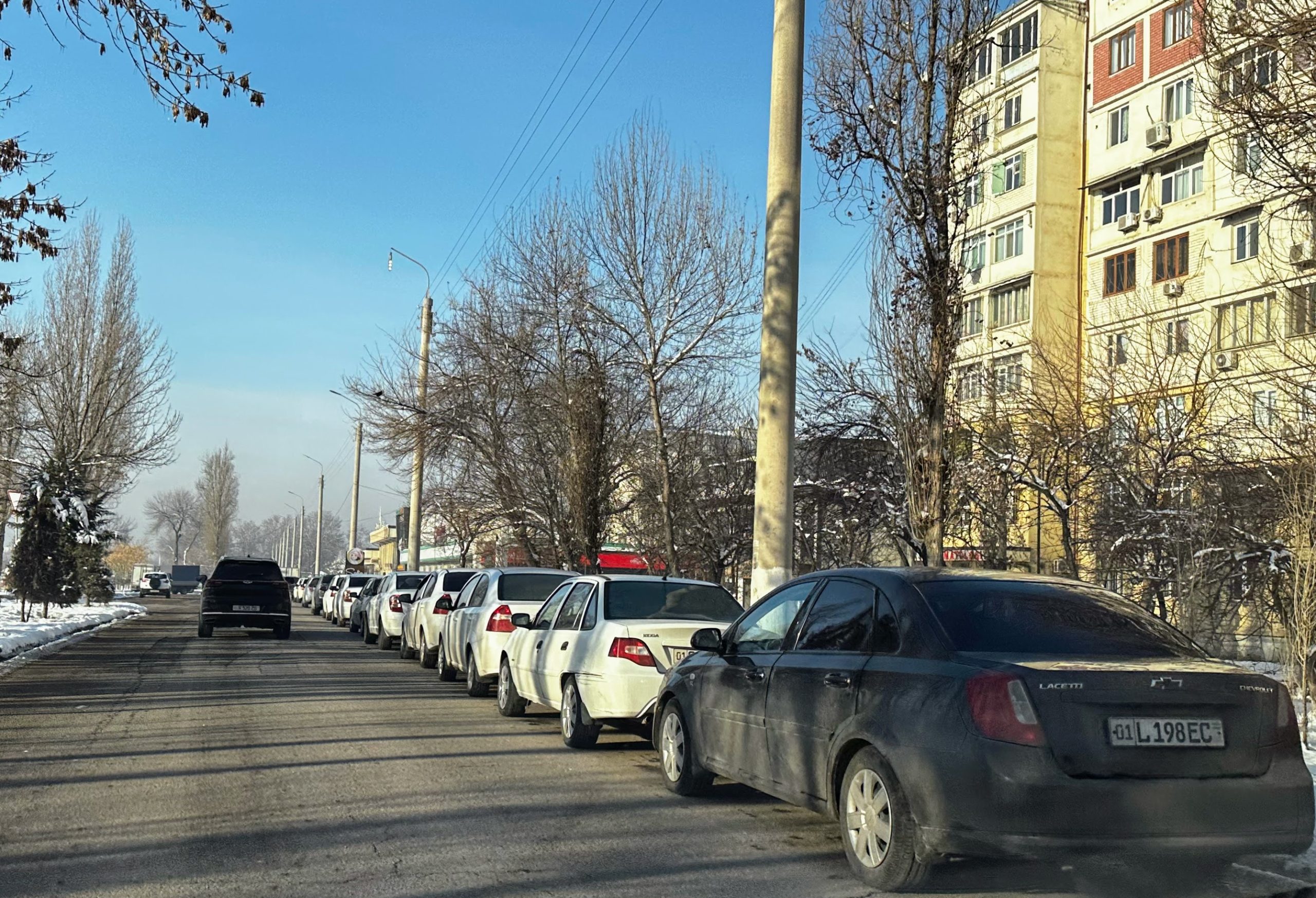 Очередь за бензином длинной в 2 км в Ташкенте