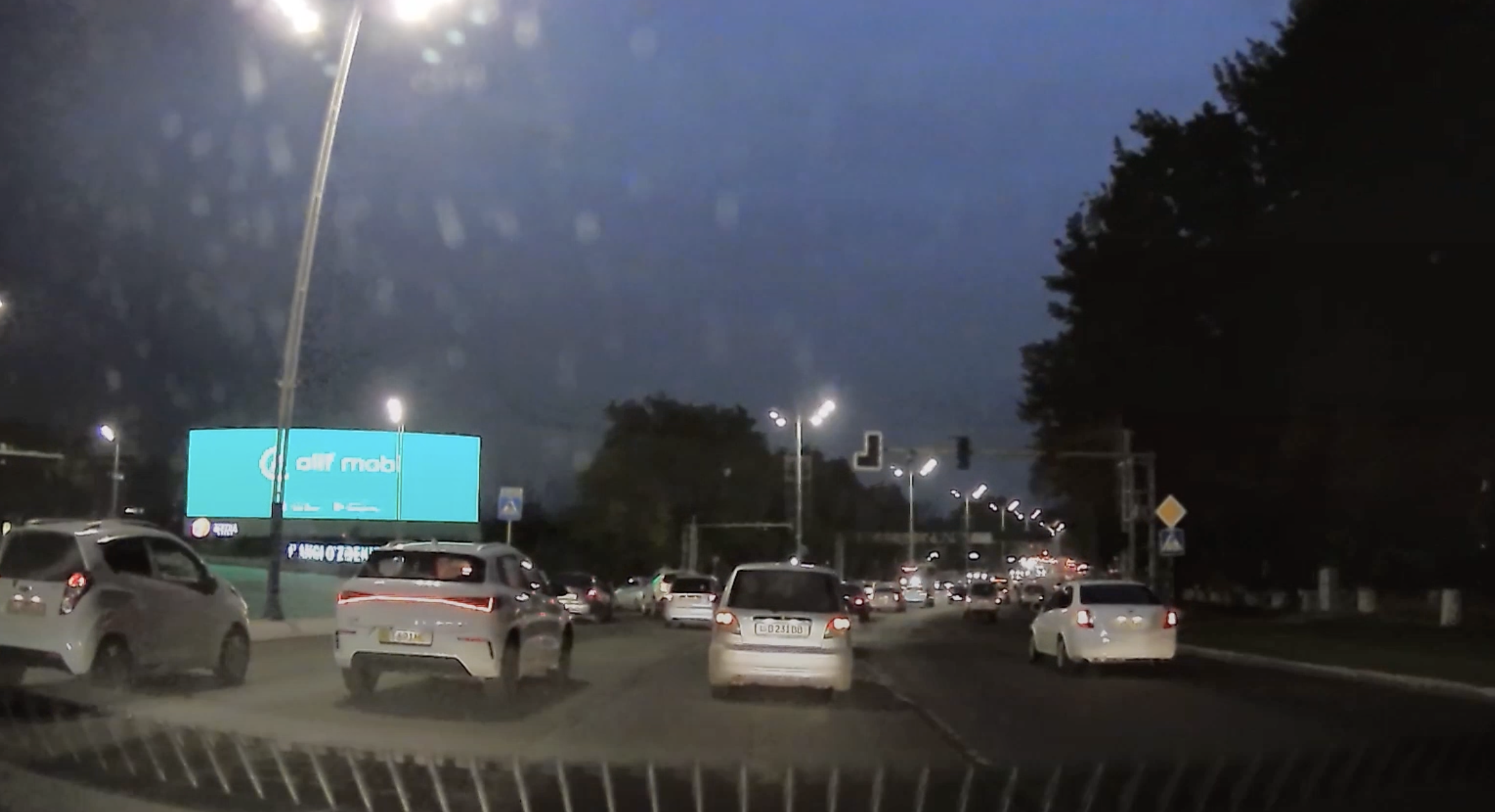 Стоп-кадр из видео Neoline 9700s Wi-Fi Black ночью в дождь
