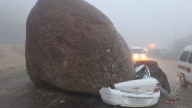 На перевале Тахтакарача валун раздавил Cobalt На перевале Тахтакарача валун раздавил Cobalt