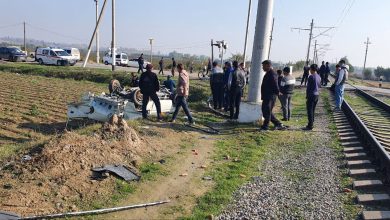 Damas попал под поезд, водитель погиб на месте Поезд столкнулся с Damas