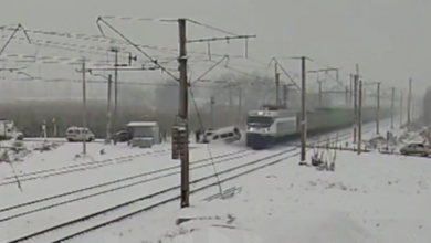 Видео: поезд снес Damas на переезде Видео: поезд снес Damas на переезде