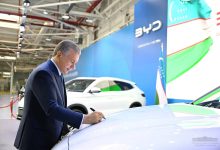 BYD узбекского производства должны подешеветь Шавкат Мирзиёев оставил автограф на первом BYD Song Plus Champion узбекской сборки