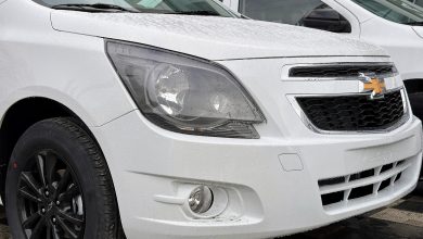 Chevrolet Cobalt Midnight на стоянке автосалона в Ташкенте